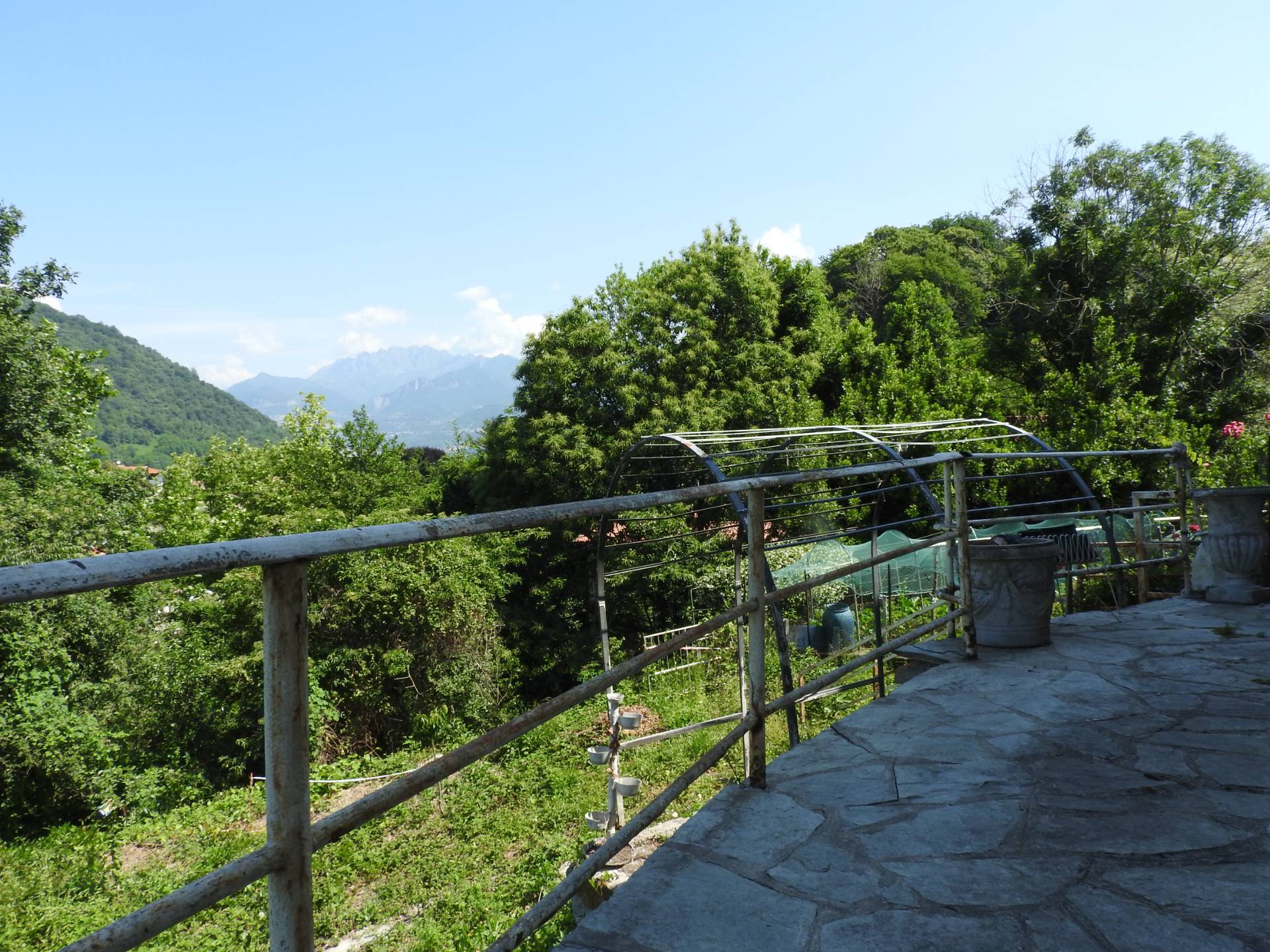 Porzione di casa in vendita a Calco, Semicentro