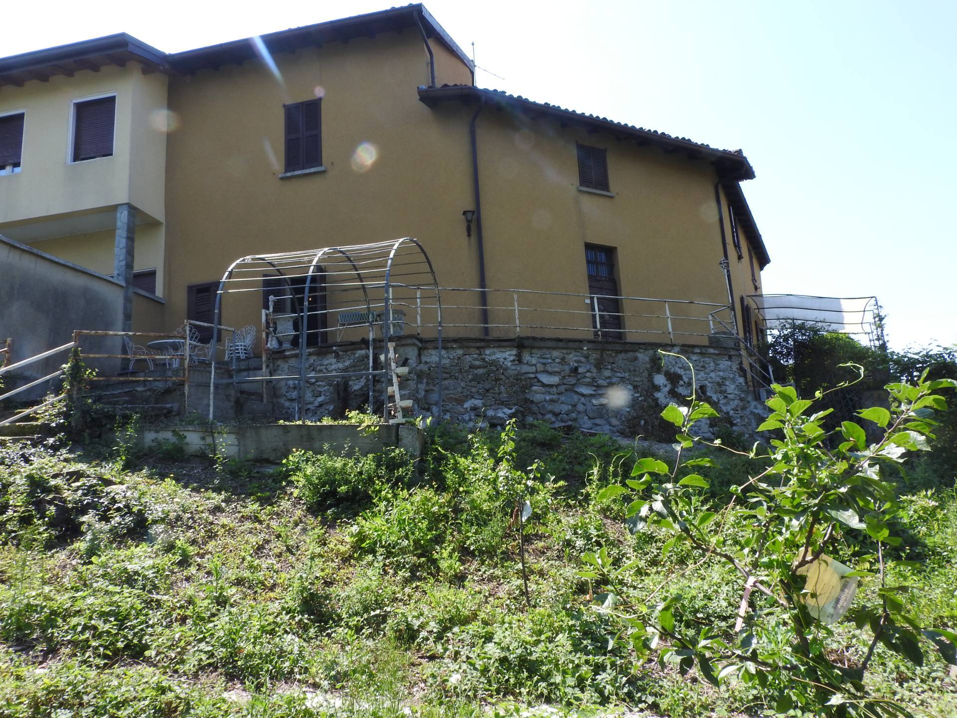 Porzione di casa in vendita a Calco, Semicentro