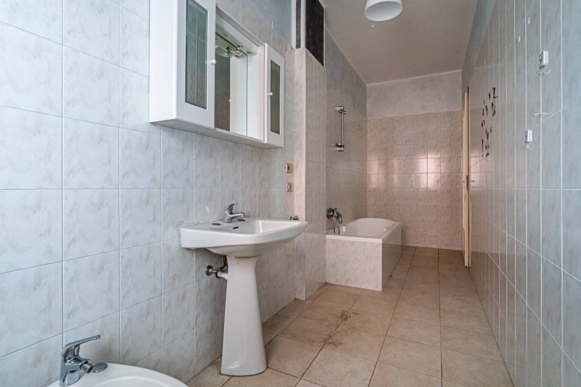 Appartamento in vendita a Beinasco, Centrale -