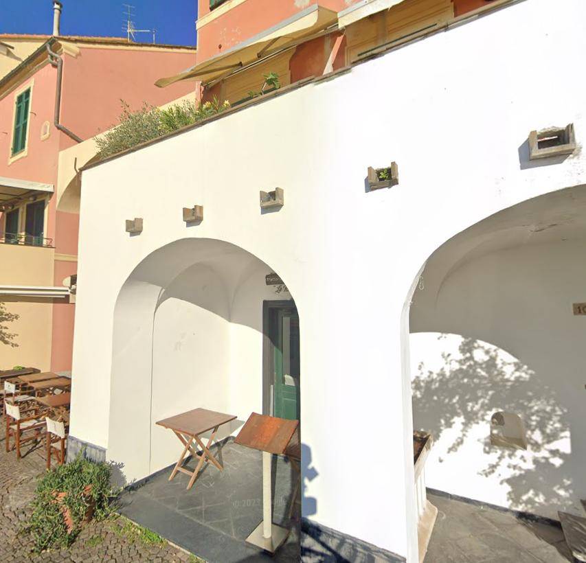 Locale commerciale in vendita a Celle Ligure