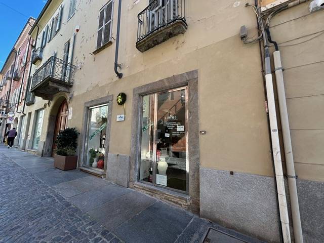 Locale commerciale in affitto a Moncalieri, Cento Storico