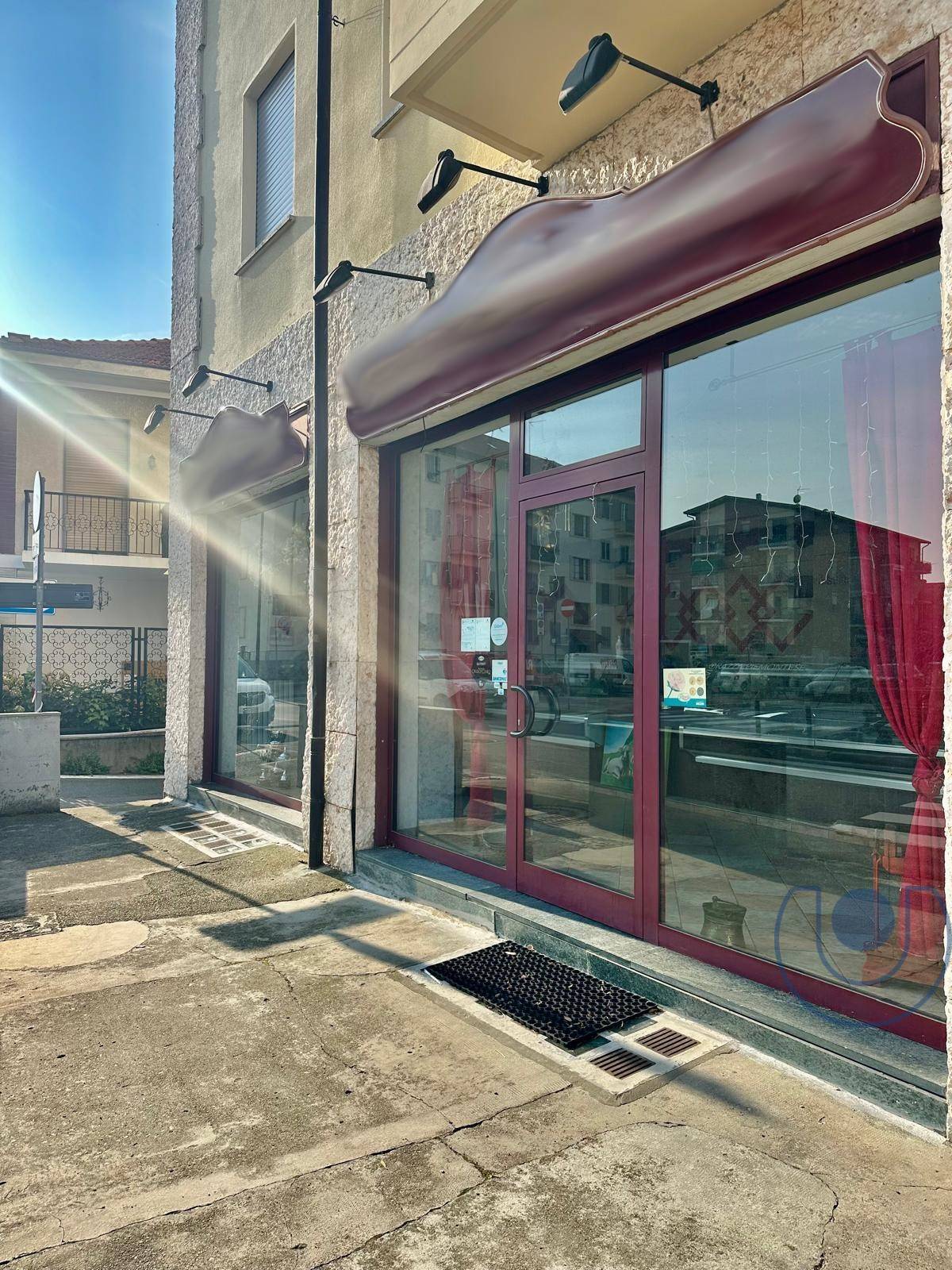 Locale commerciale in vendita a Chieri, Piazza Europa