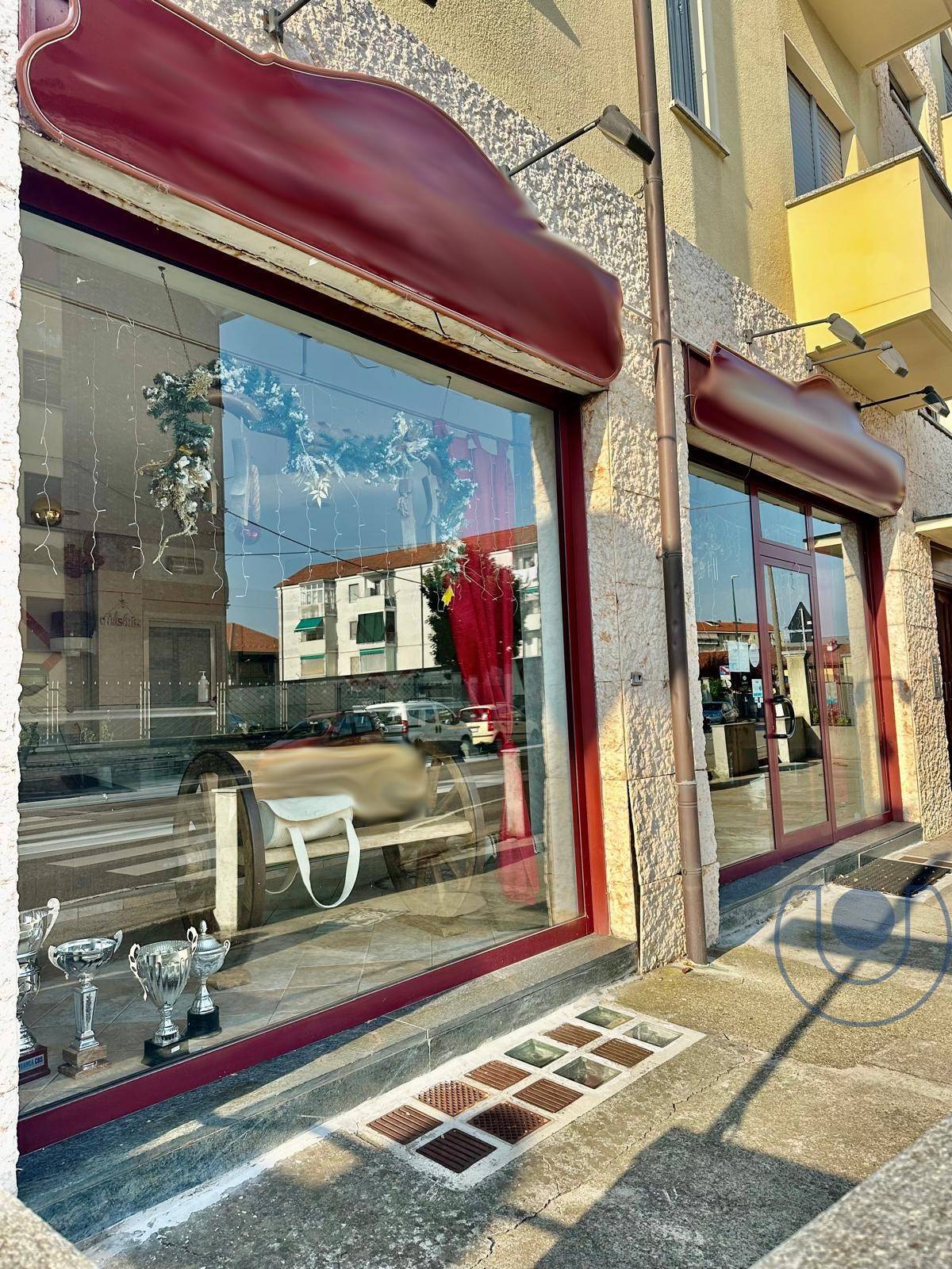 Locale commerciale in vendita a Chieri, Piazza Europa