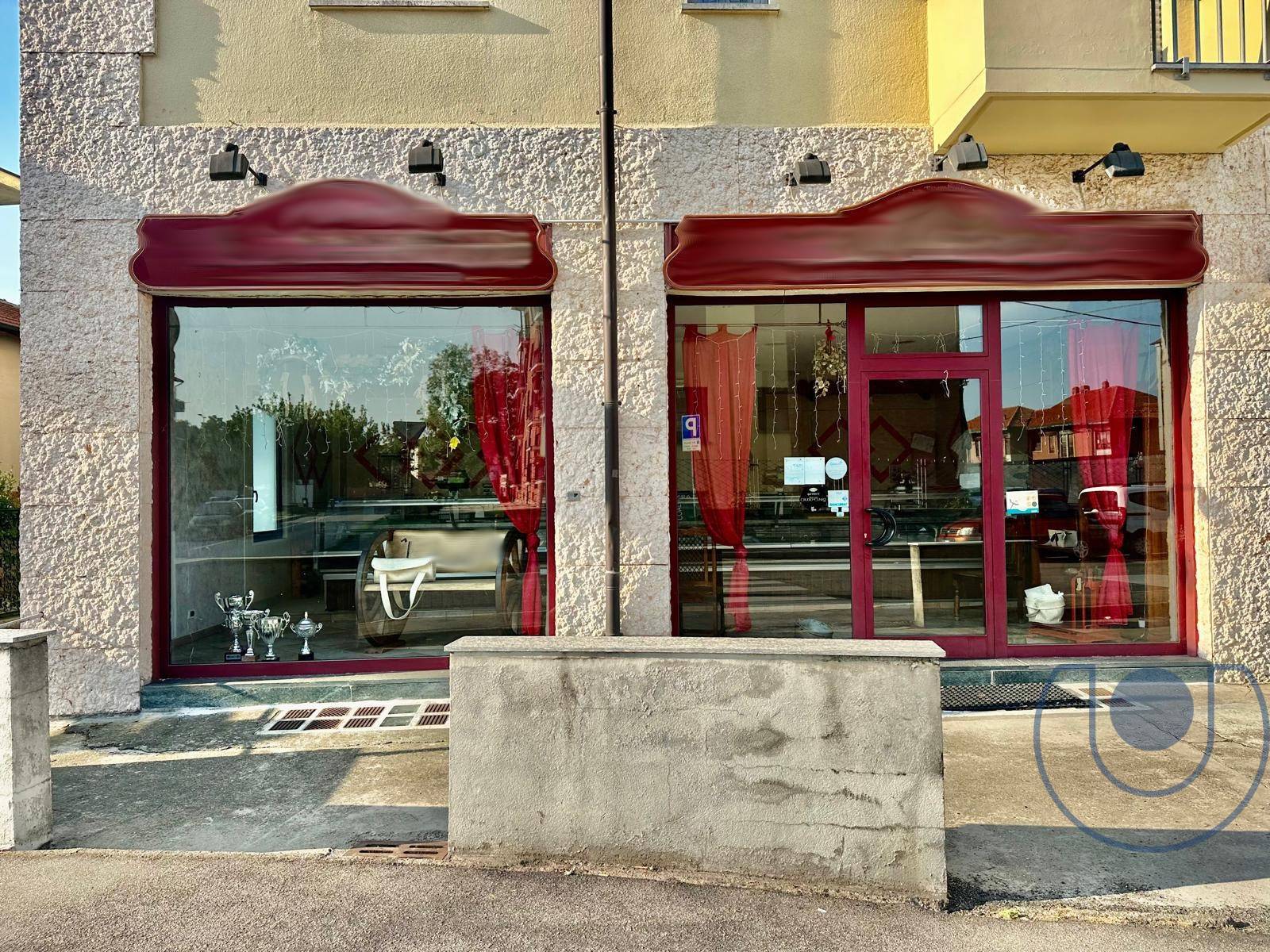 Locale commerciale in vendita a Chieri, Piazza Europa