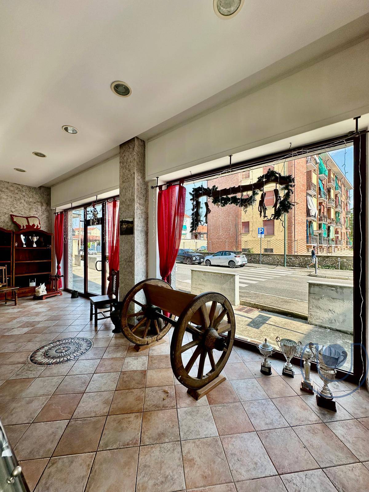 Locale commerciale in vendita a Chieri, Piazza Europa