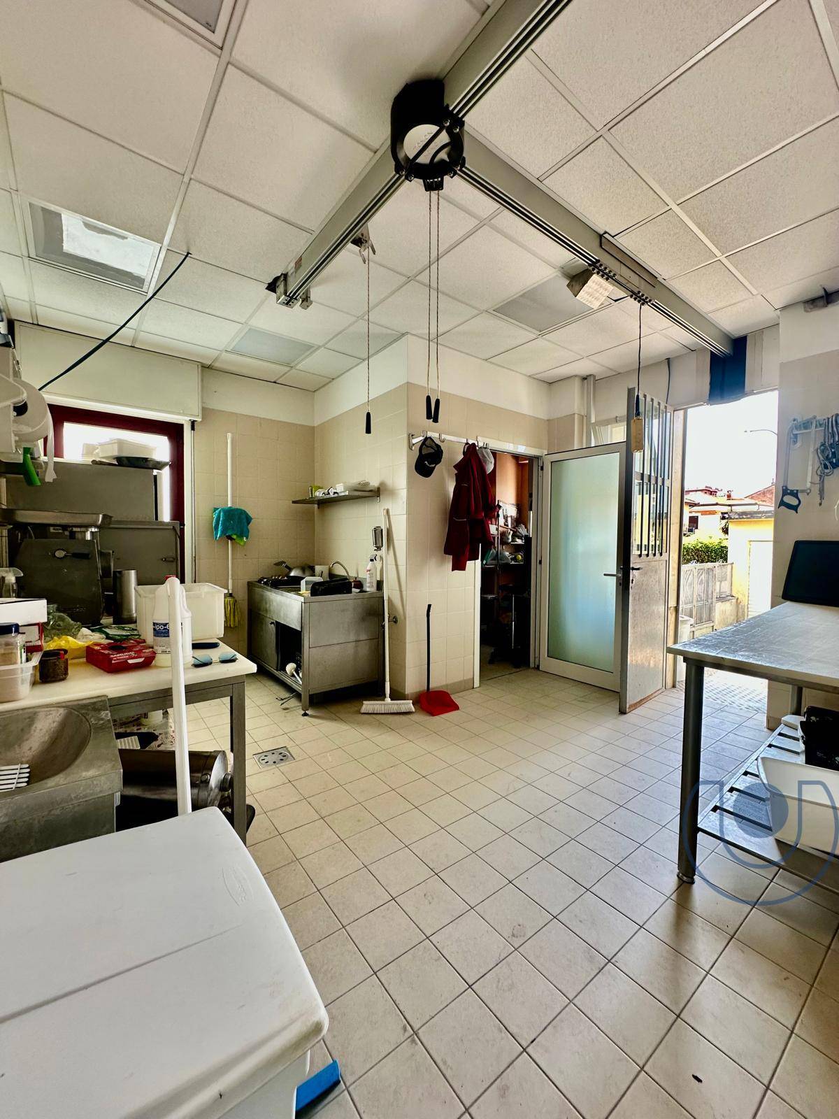 Locale commerciale in vendita a Chieri, Piazza Europa