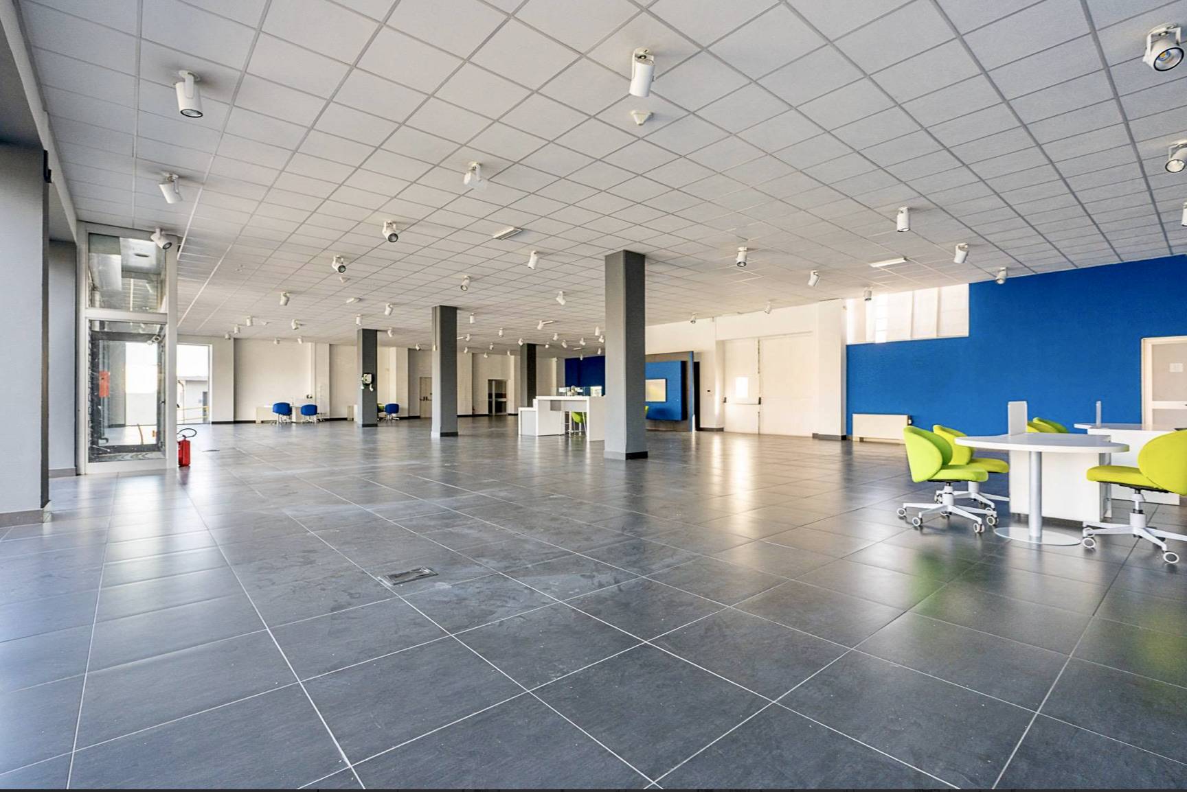 Locale commerciale in vendita a Moncalieri, C.so Savona