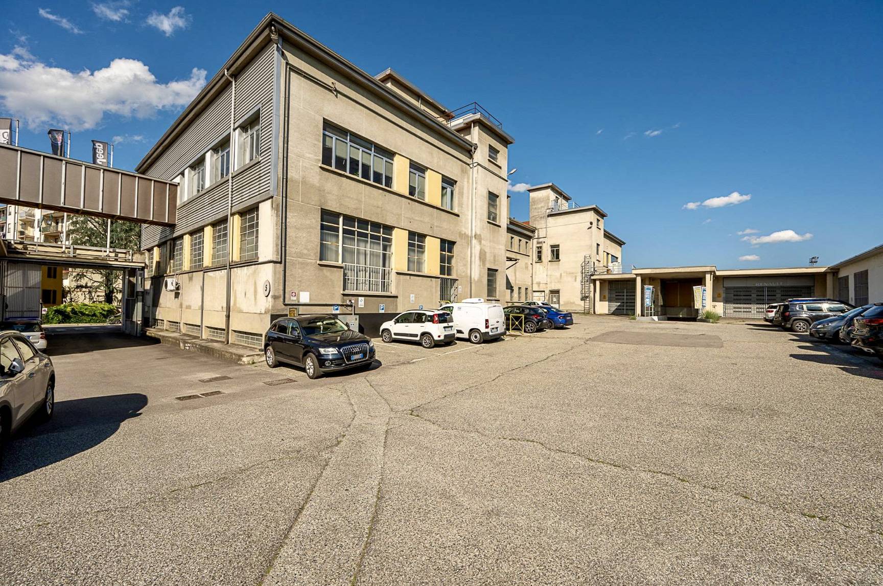 Locale commerciale in vendita a Moncalieri, C.so Savona