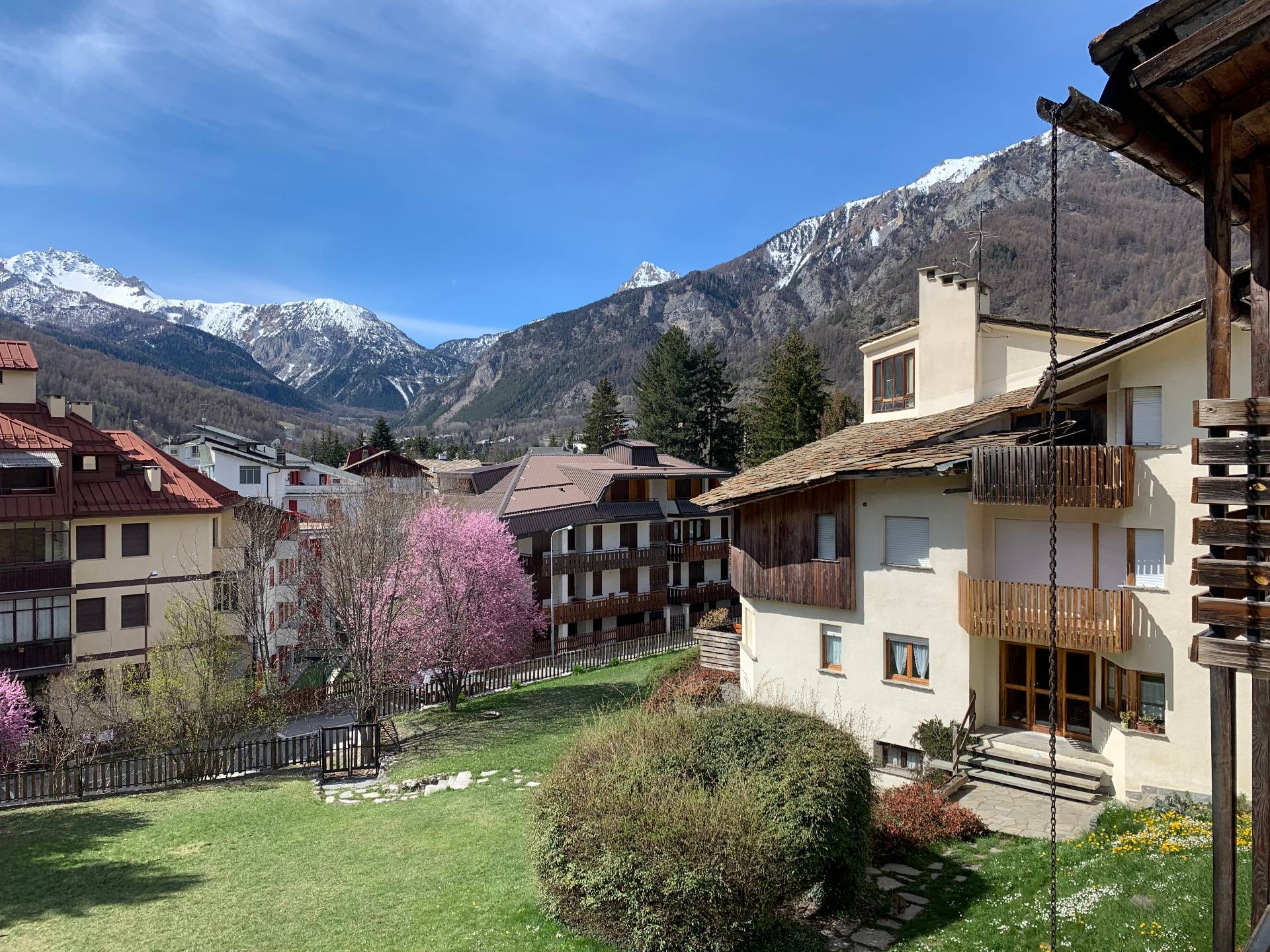 Trilocale con terrazzo, Bardonecchia centro paese