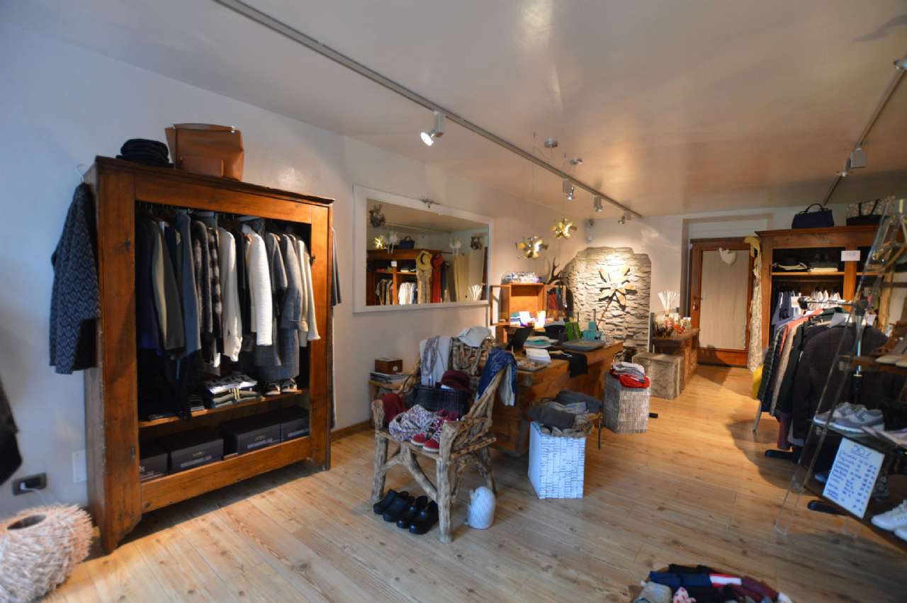 Locale commerciale in vendita a Bardonecchia, Centro