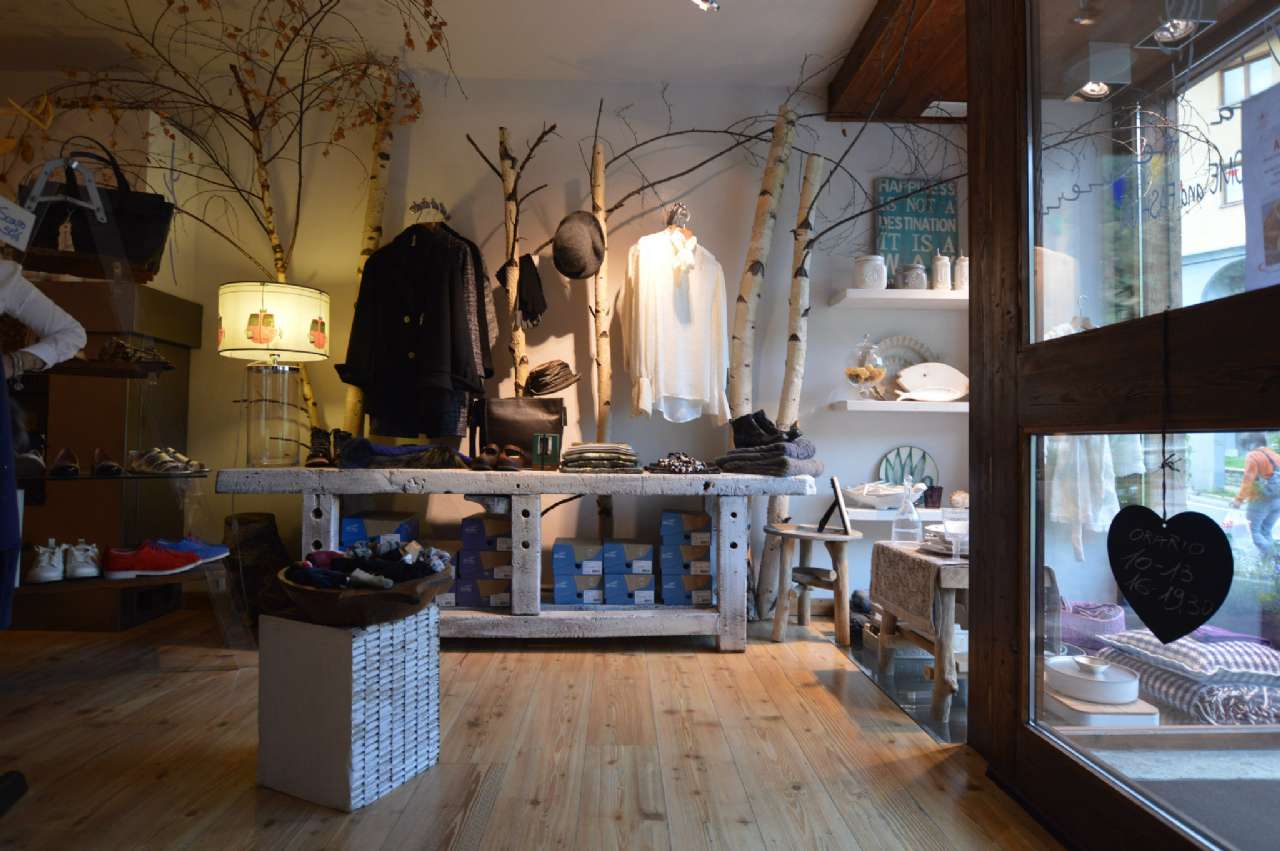 Locale commerciale in vendita a Bardonecchia, Centro