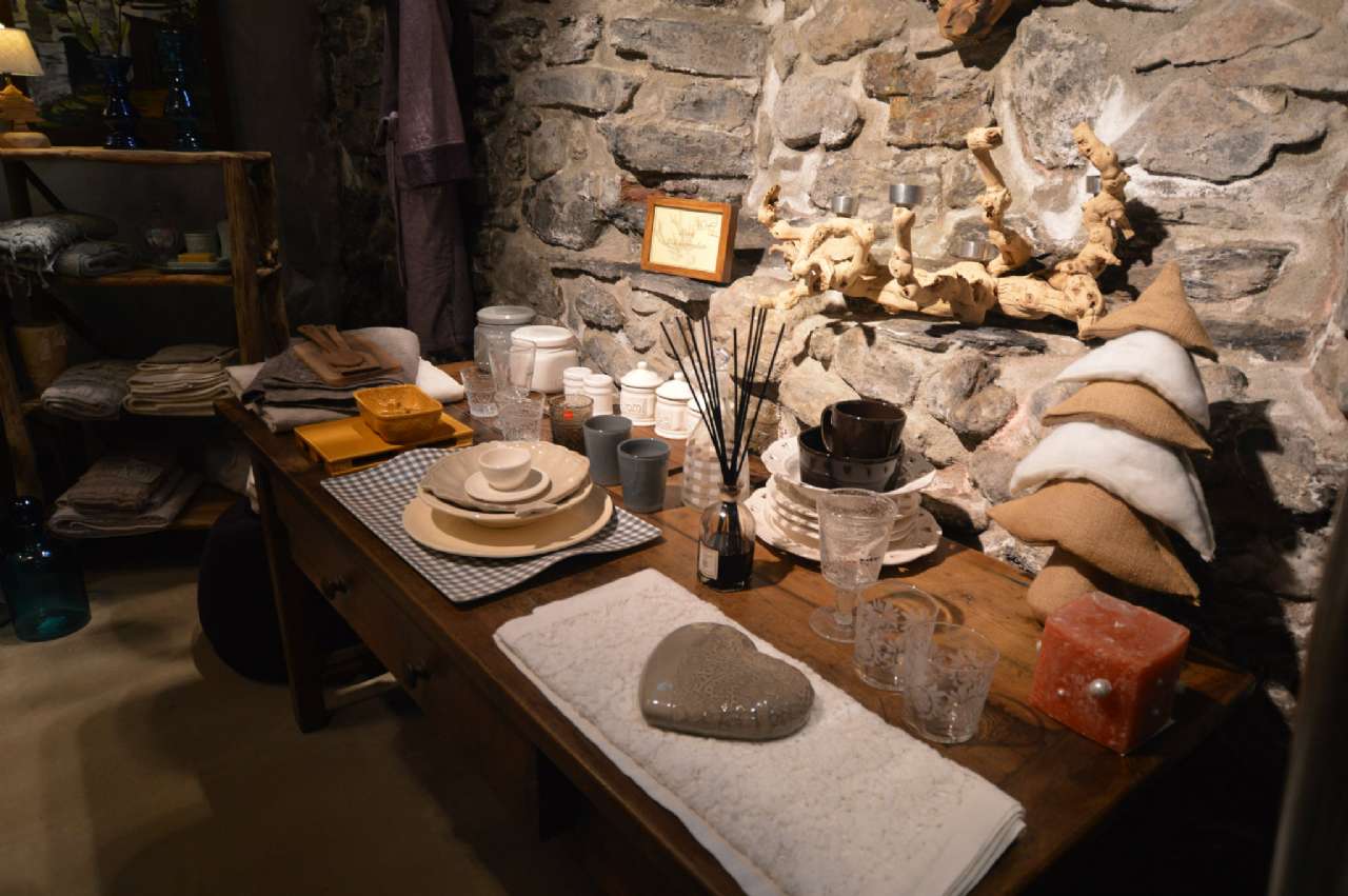 Locale commerciale in vendita a Bardonecchia, Centro