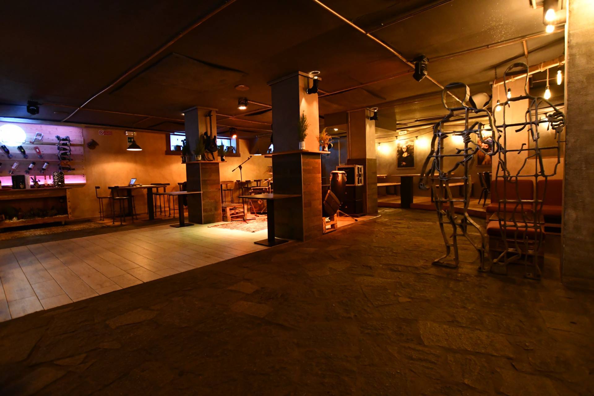 Locale commerciale in vendita a Bardonecchia, Centro