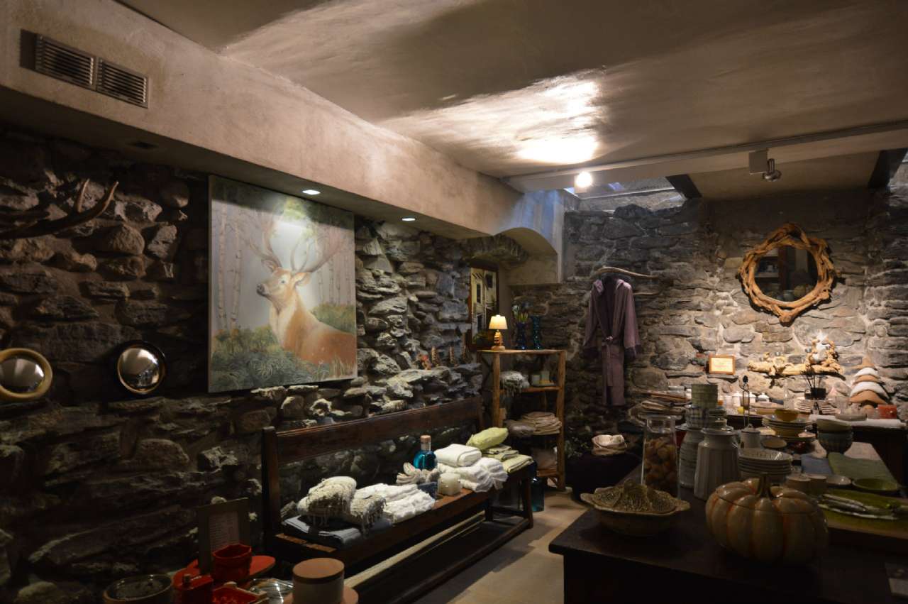 Locale commerciale in vendita a Bardonecchia, Centro