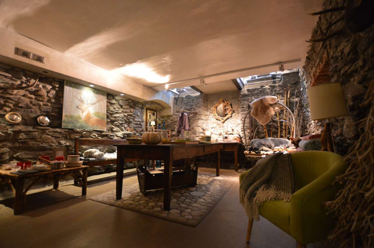 Locale commerciale in vendita a Bardonecchia, Centro