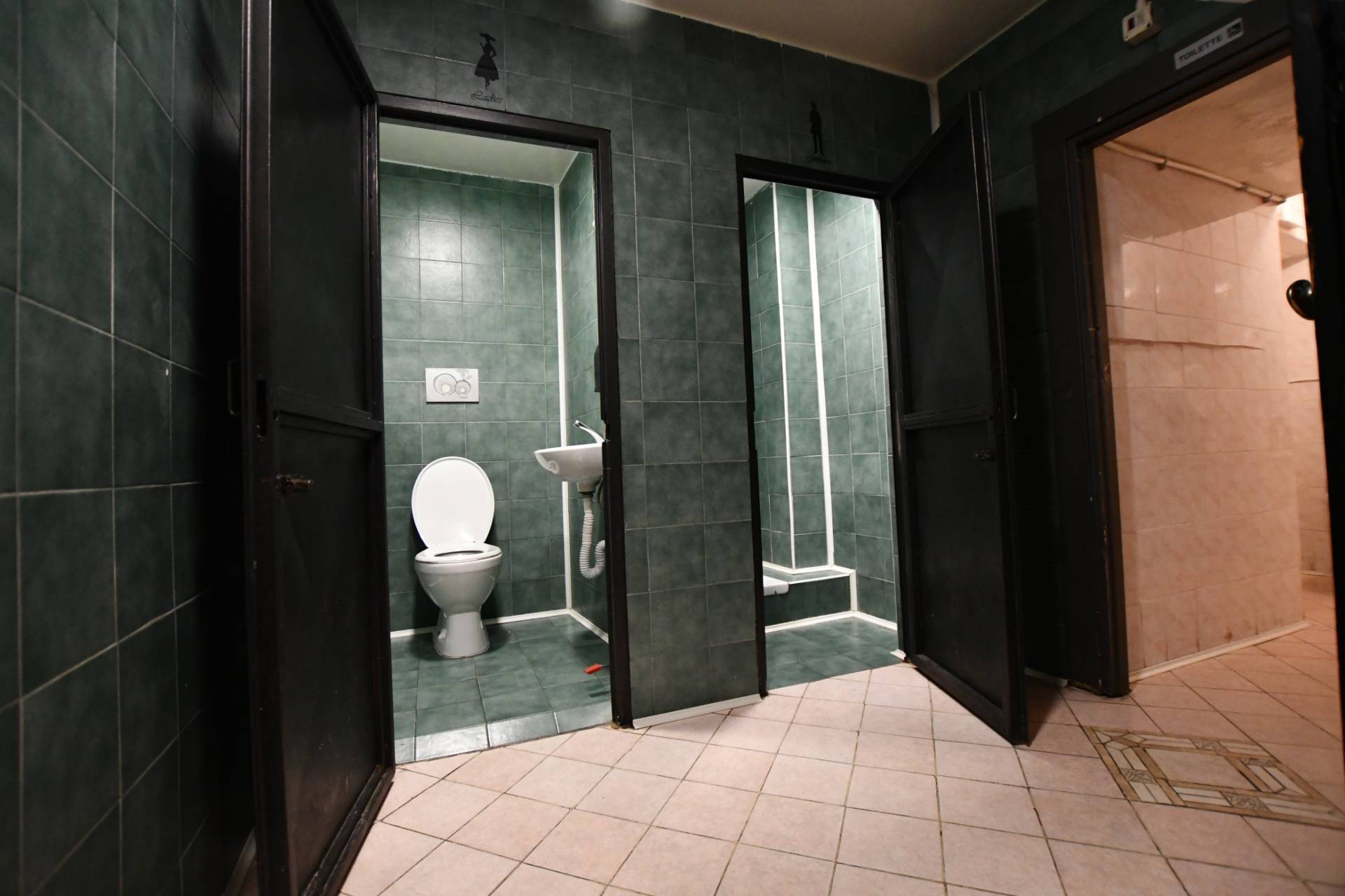 Locale commerciale in vendita a Bardonecchia, Centro