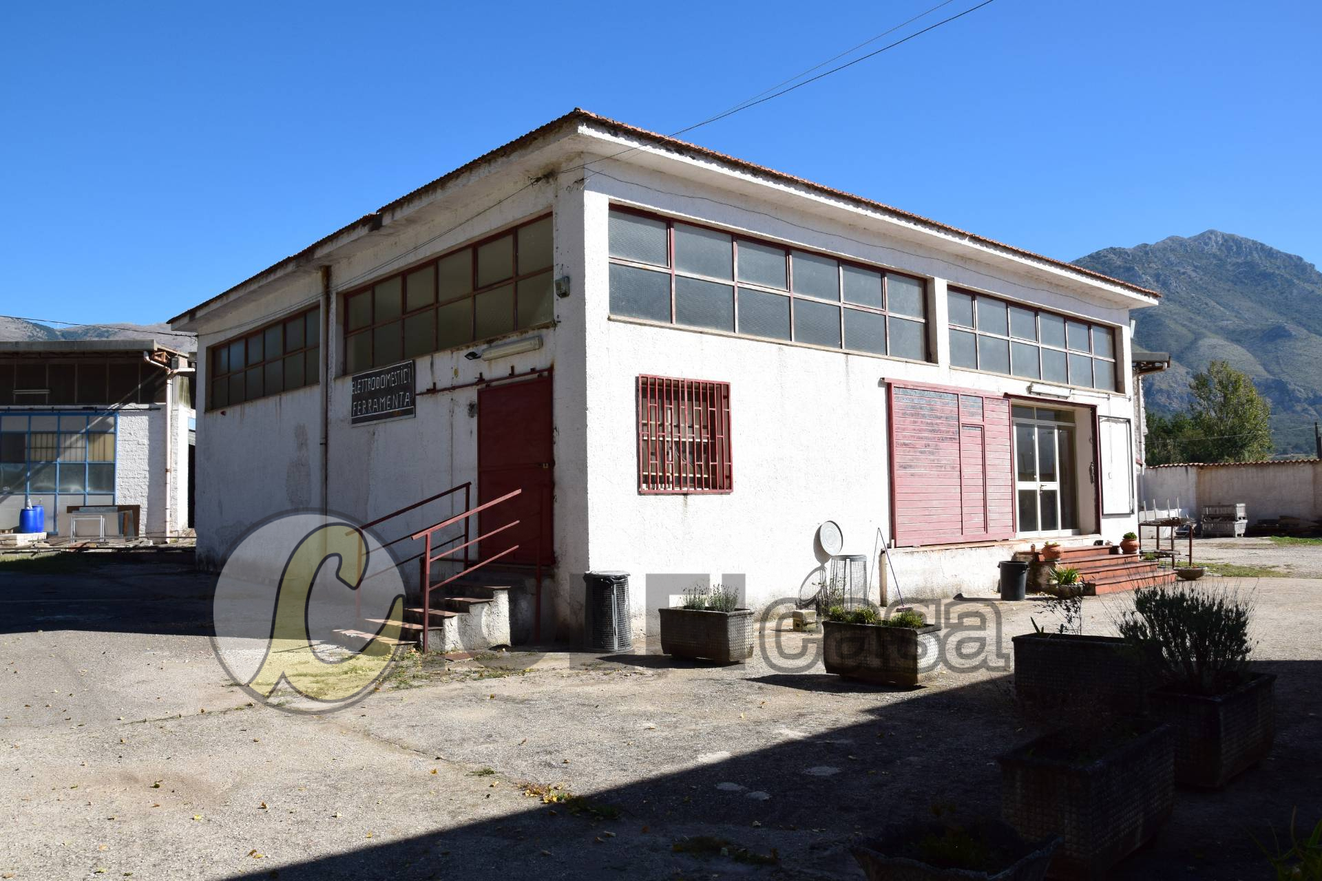 Locale commerciale in vendita a San Vittore del Lazio, Casilina