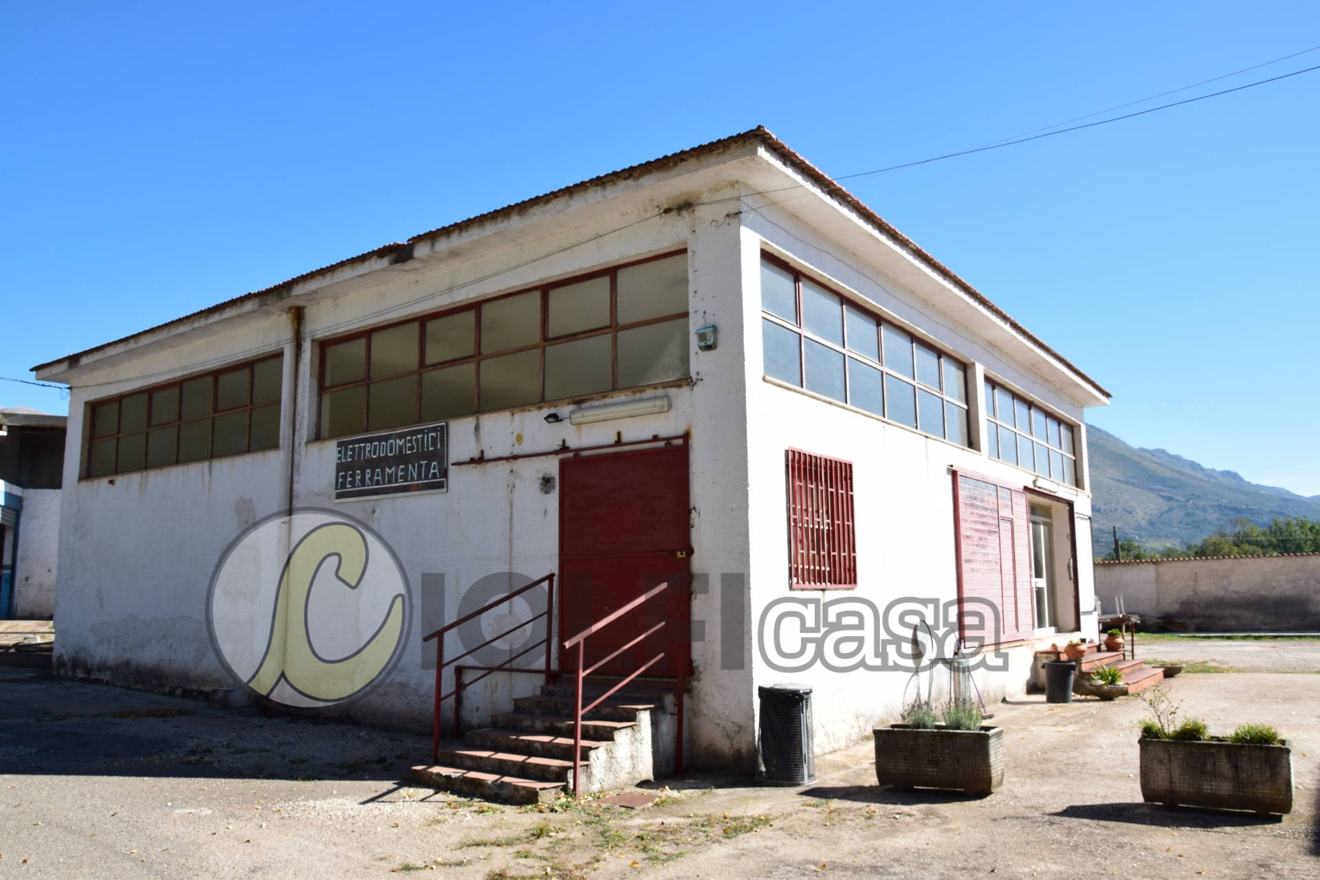 Locale commerciale in vendita a San Vittore del Lazio, Casilina