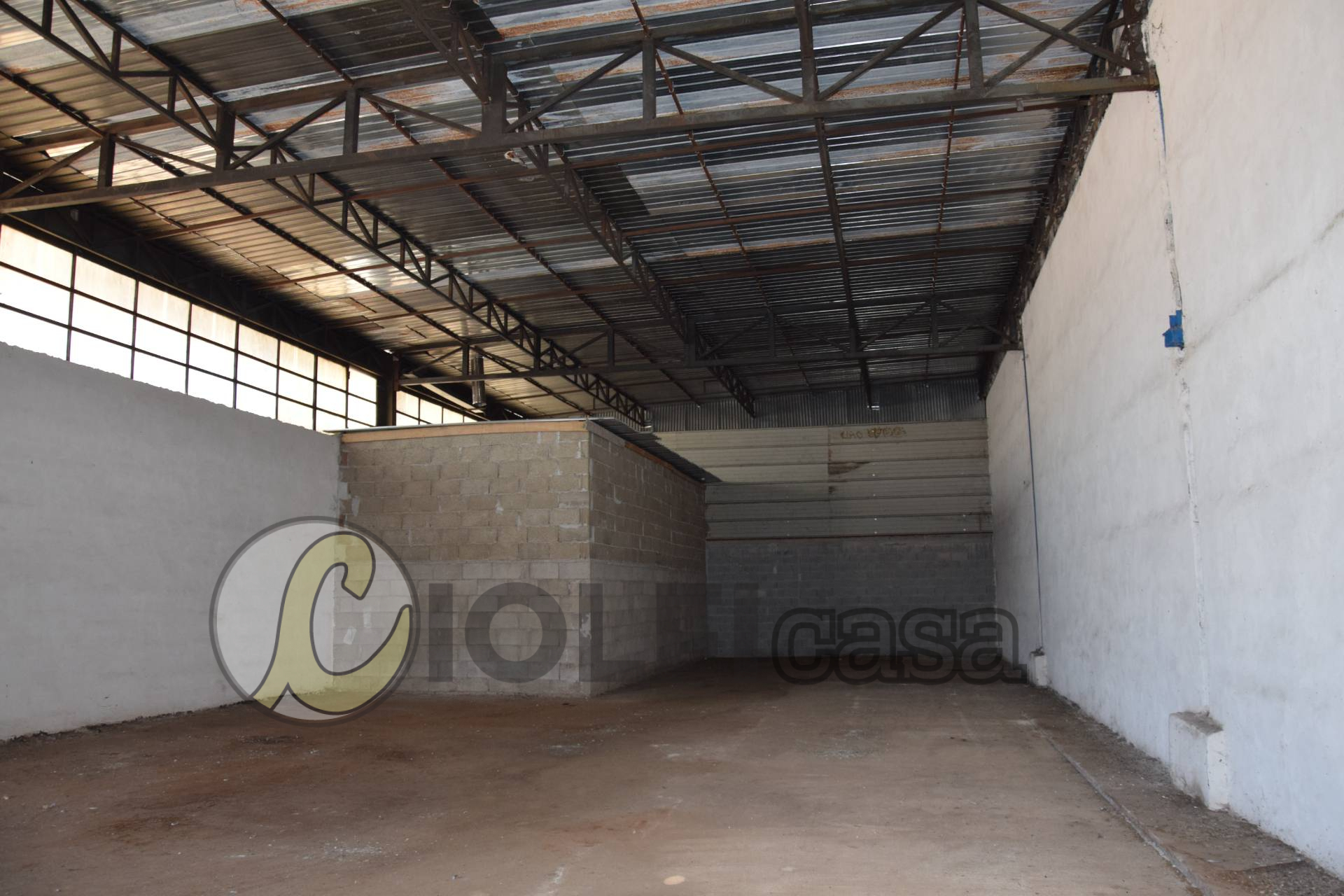 Locale commerciale in vendita a San Vittore del Lazio, Casilina