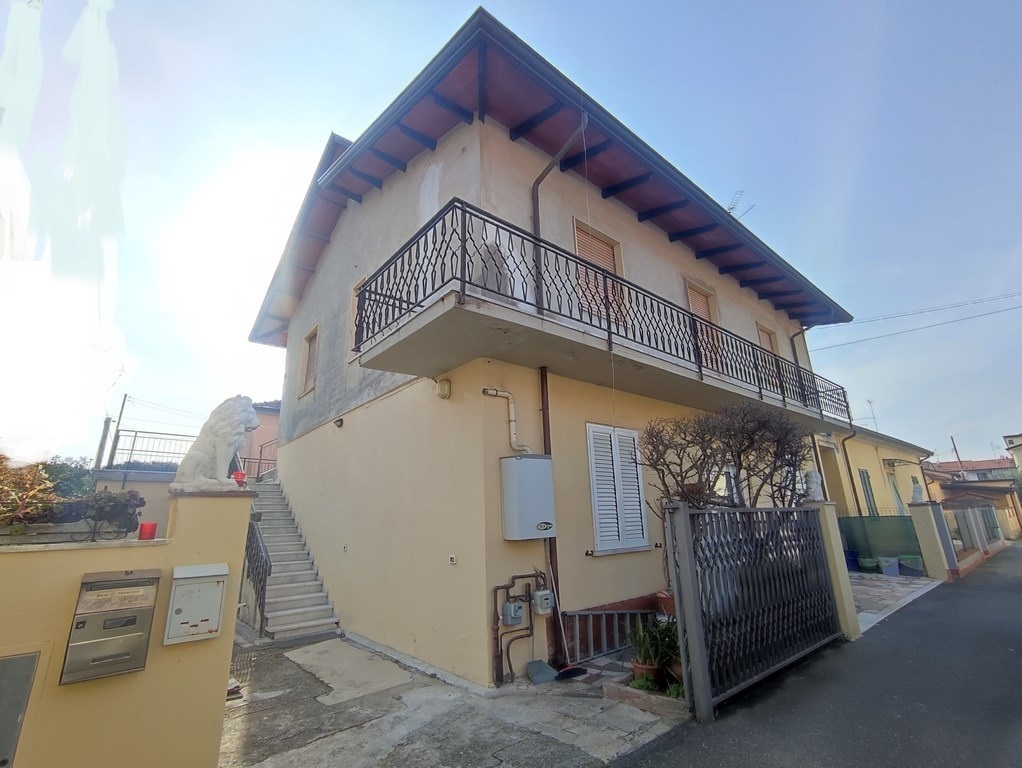 Casa indipendente con terrazzo, Carrara avenza