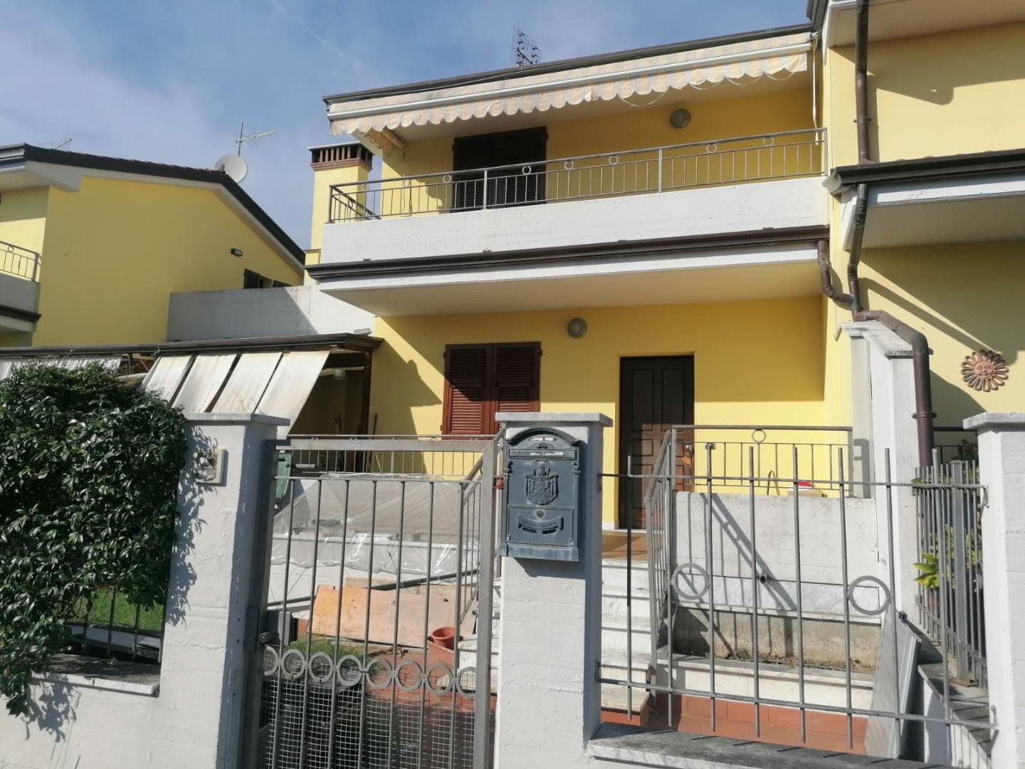 Villa con giardino, Carrara fossone