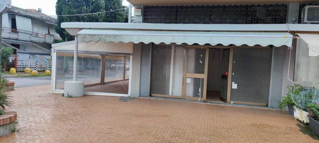 Locale commerciale in vendita, Massa marina di