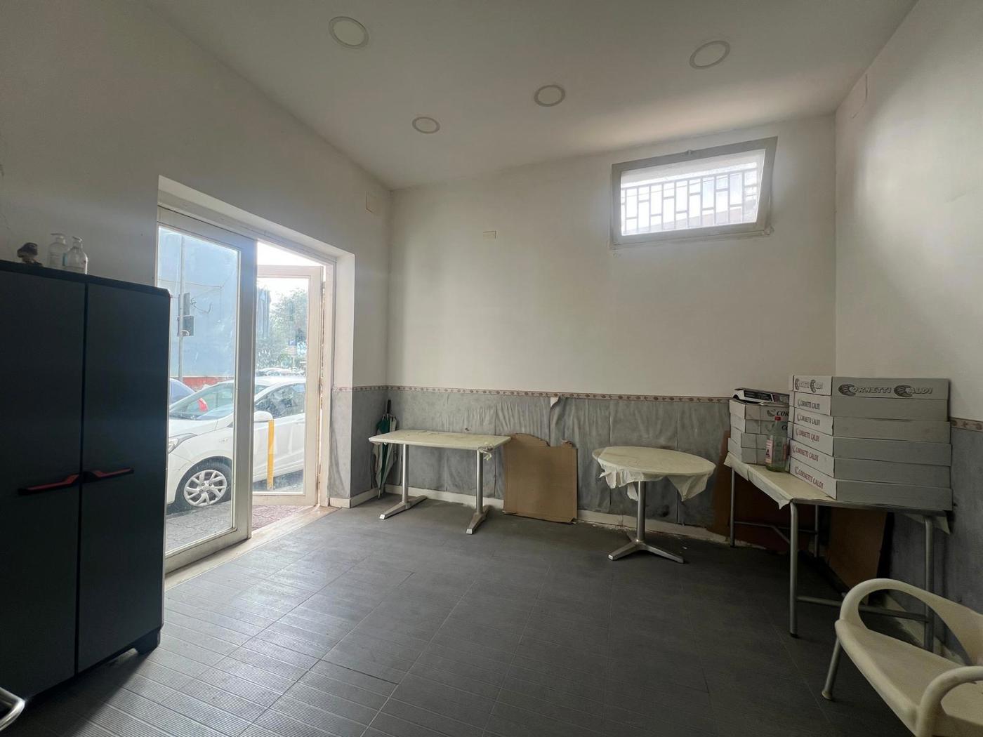 Negozio in affitto a Pozzuoli