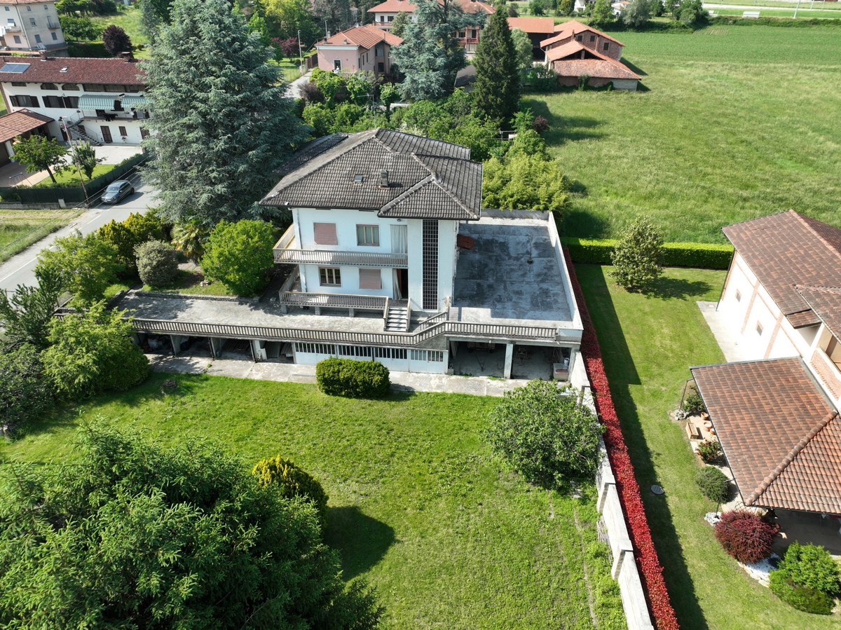 Villa Bifamiliare con giardino a Ivrea