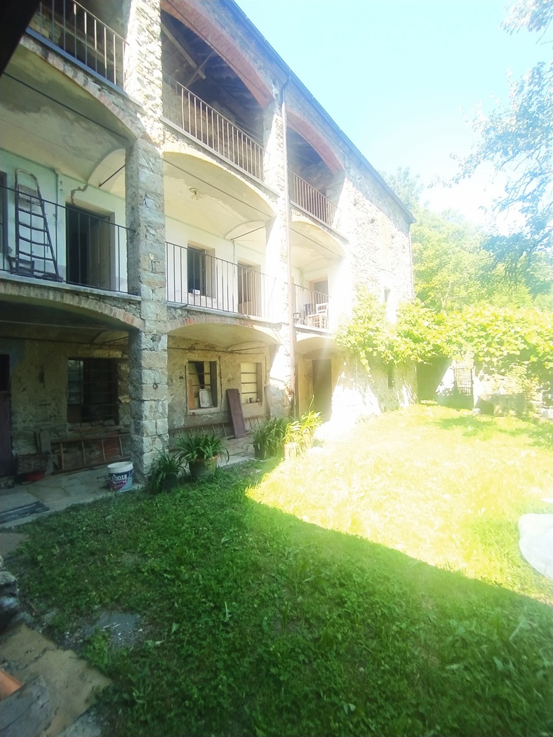 Rustico con giardino a Andrate