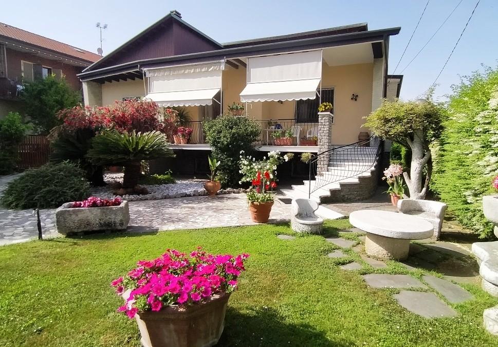 Villa con giardino, Carrara marina di