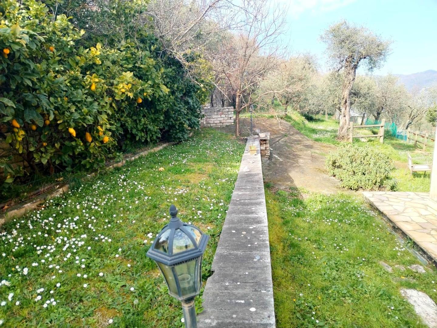 Villa con giardino a Follo