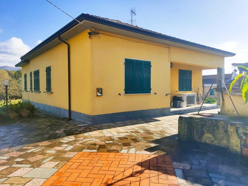 Villa con giardino a Sarzana