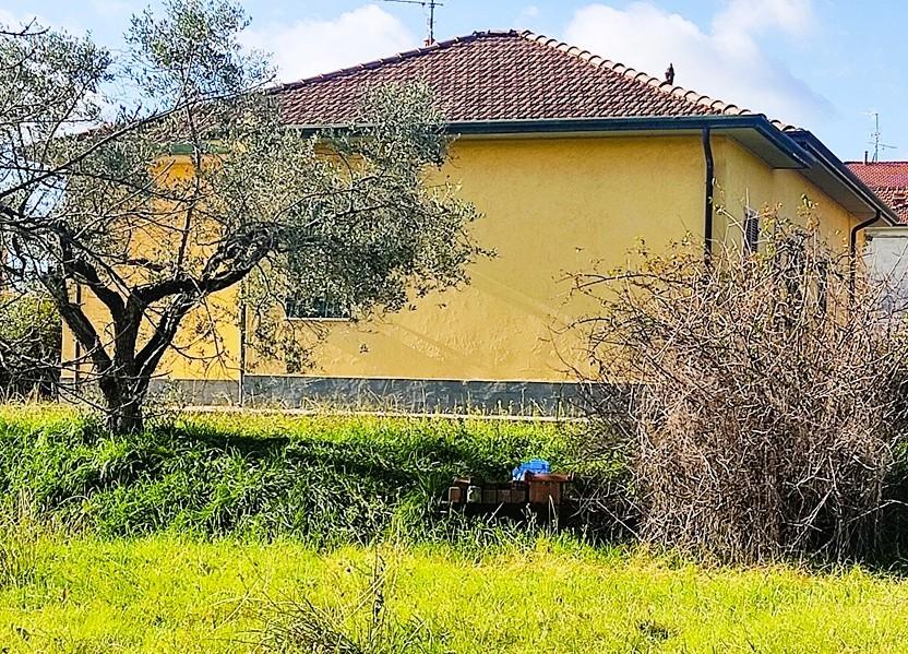 Villa con giardino a Sarzana