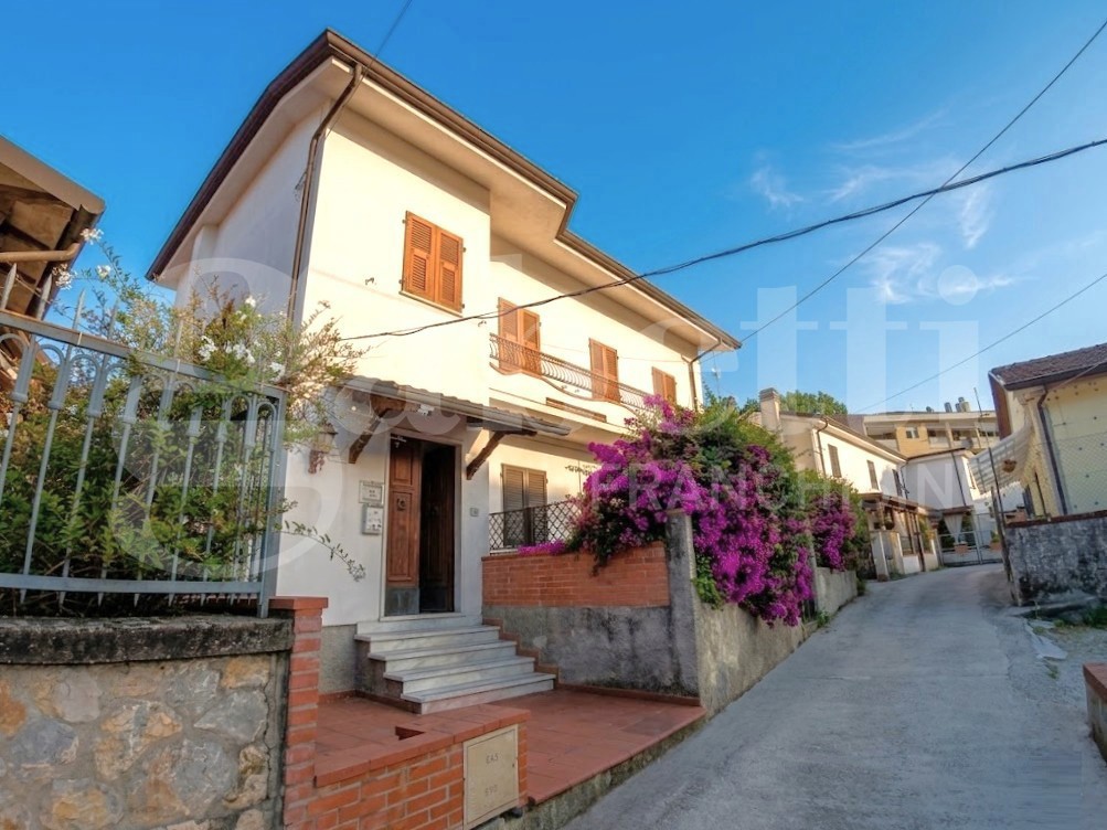 Villa Bifamiliare con box doppio a Carrara