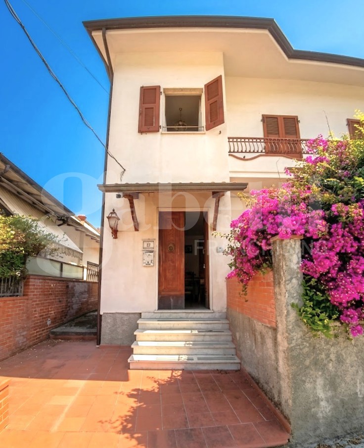 Villa Bifamiliare con box doppio a Carrara