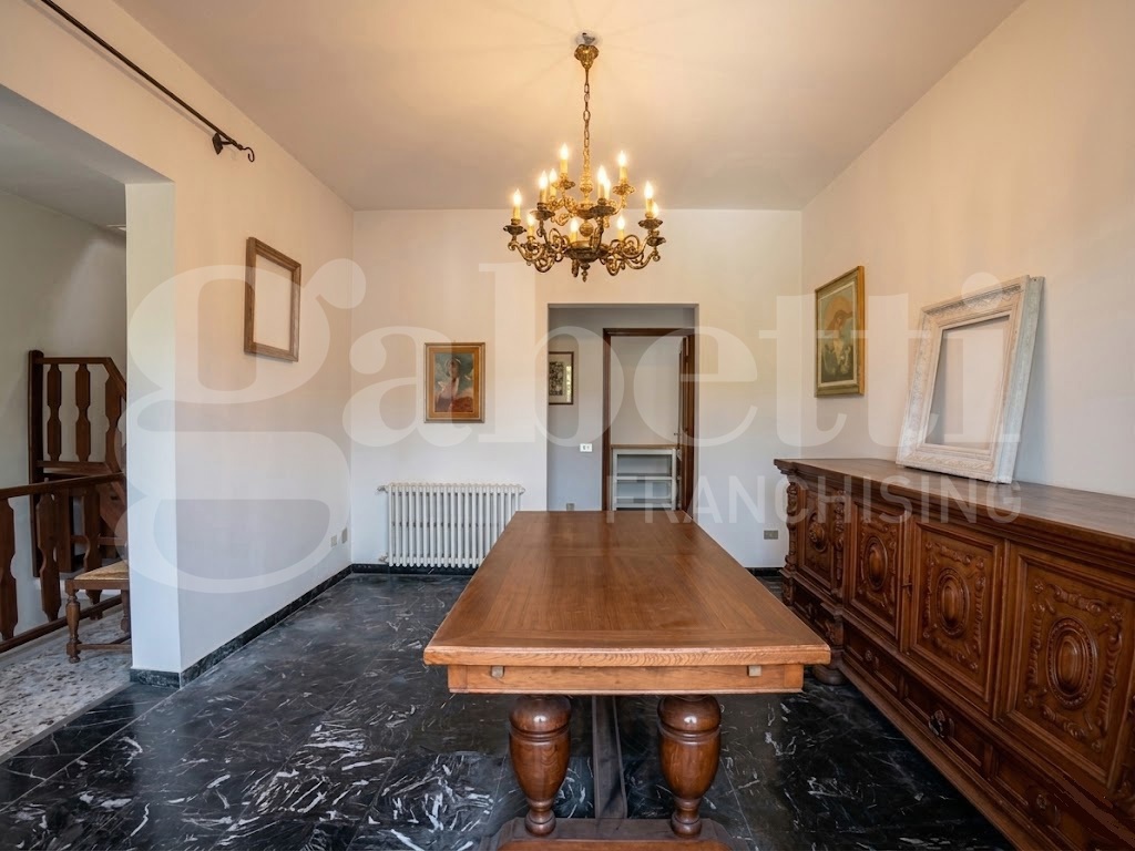 Villa Bifamiliare con box doppio a Carrara