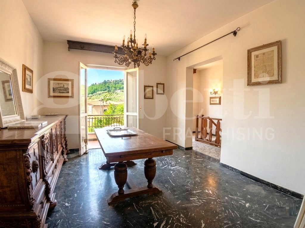 Villa Bifamiliare con box doppio a Carrara