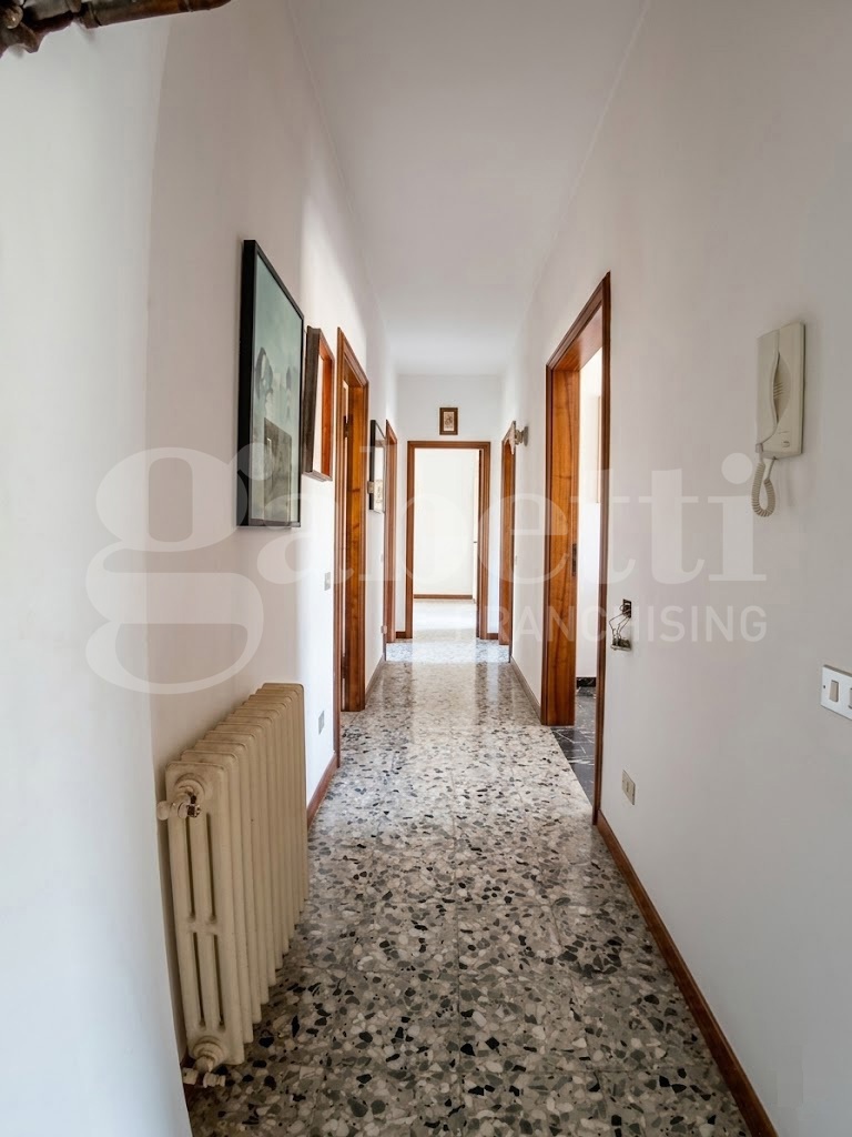 Villa Bifamiliare con box doppio a Carrara