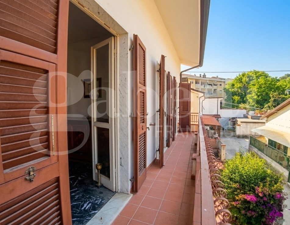 Villa Bifamiliare con box doppio a Carrara