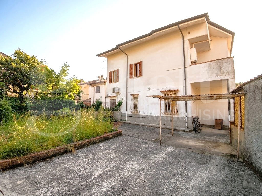 Villa Bifamiliare con box doppio a Carrara