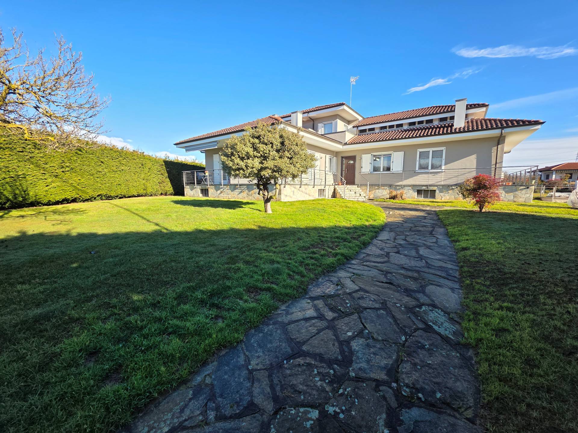 Villa in vendita a Front, Semicentrale