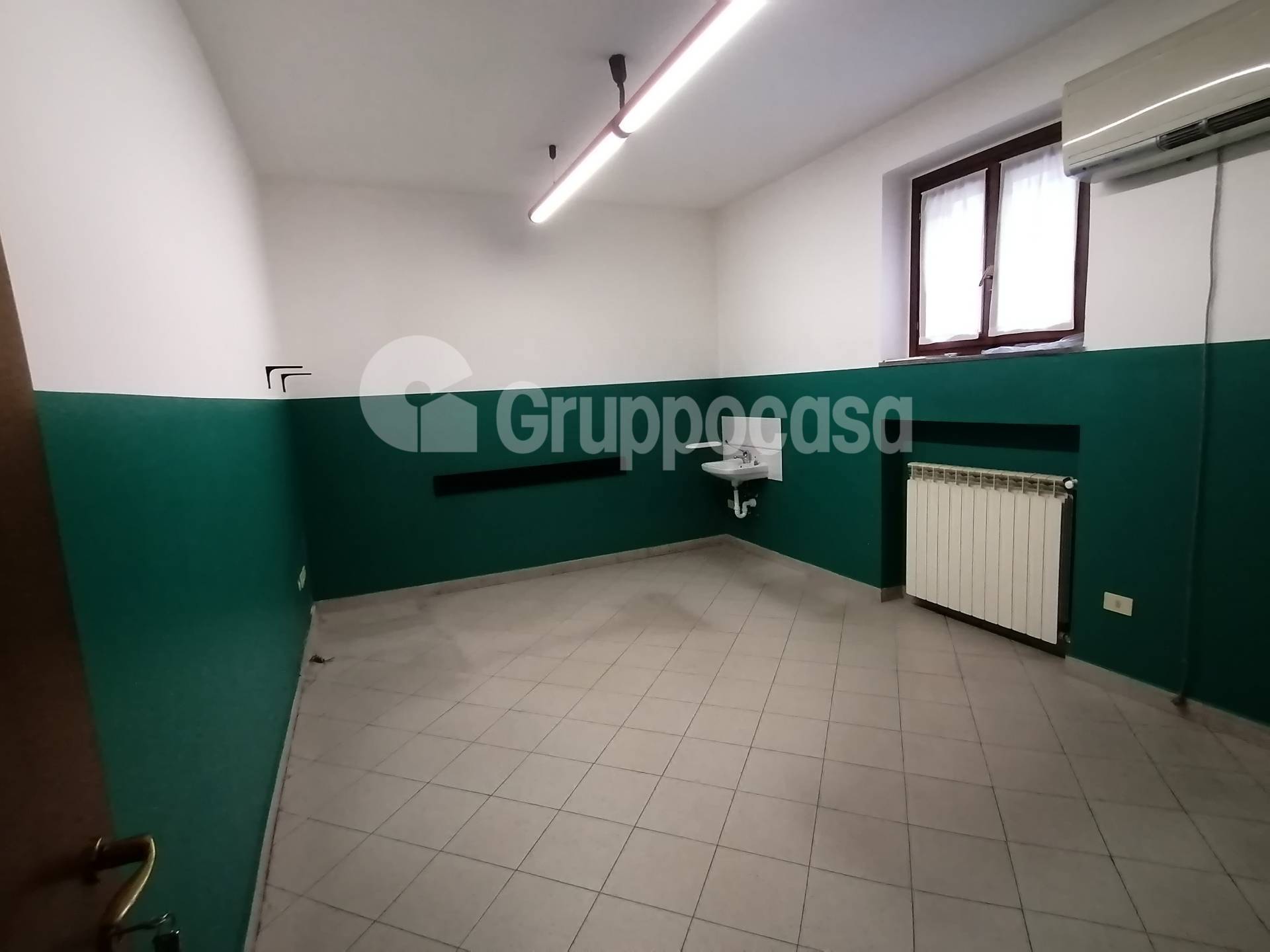 Locale commerciale in affitto a Magenta