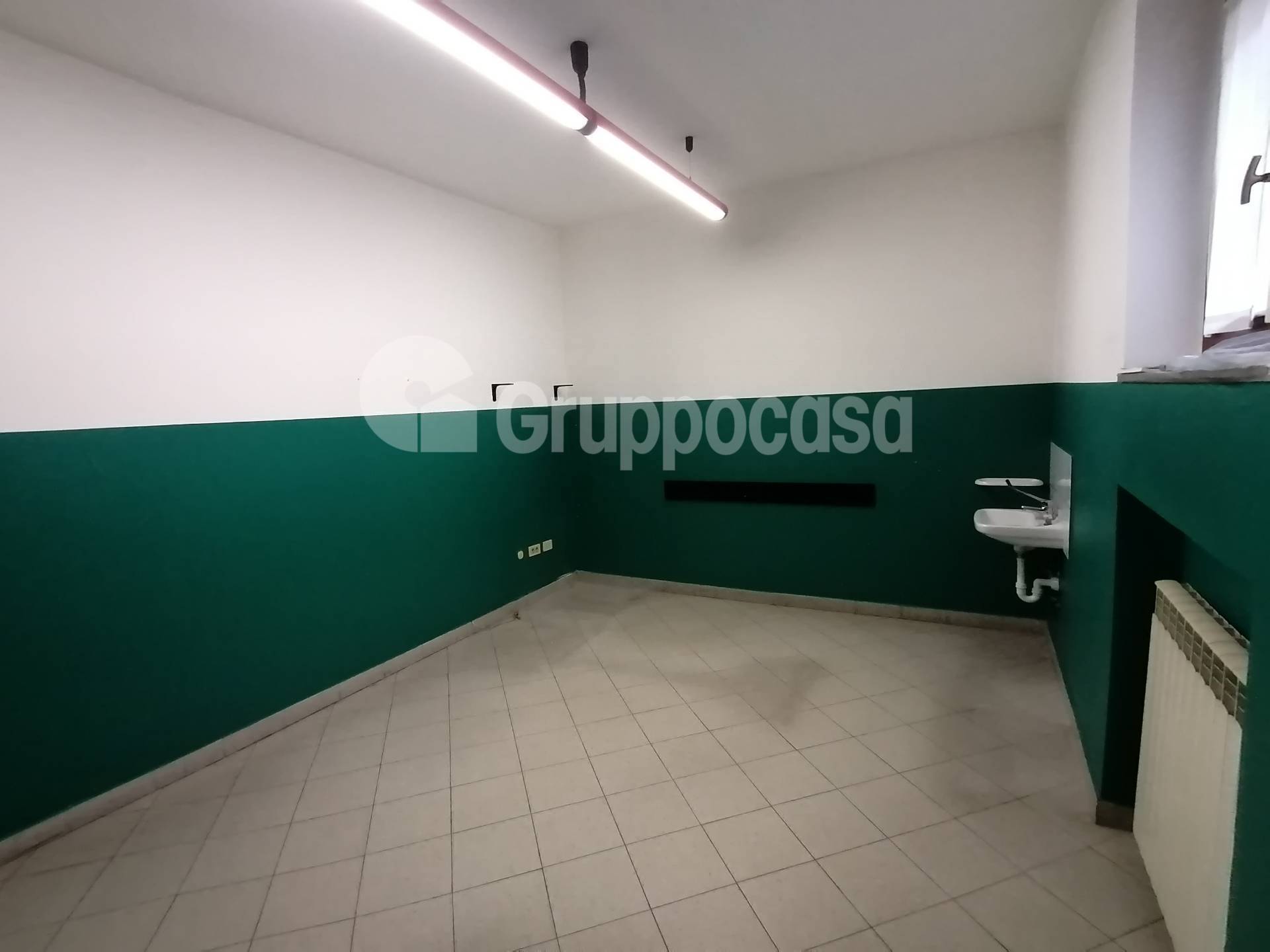 Locale commerciale in affitto a Magenta