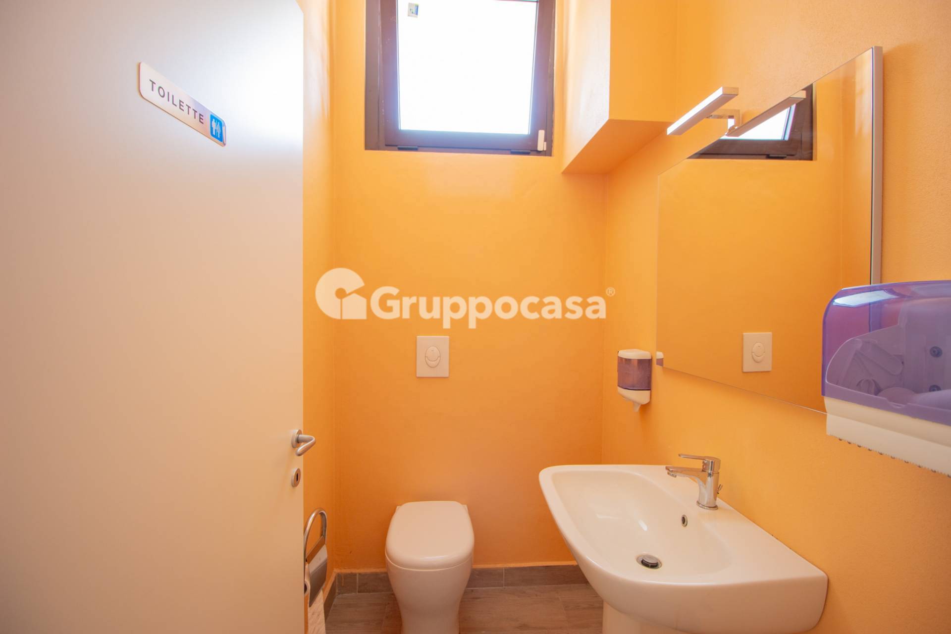 Locale commerciale in affitto a Magenta