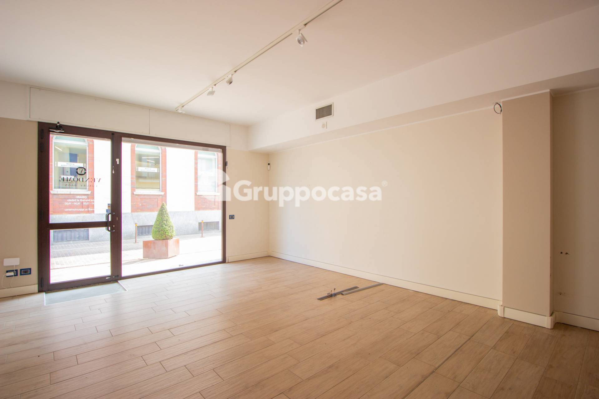 Locale commerciale in affitto a Magenta