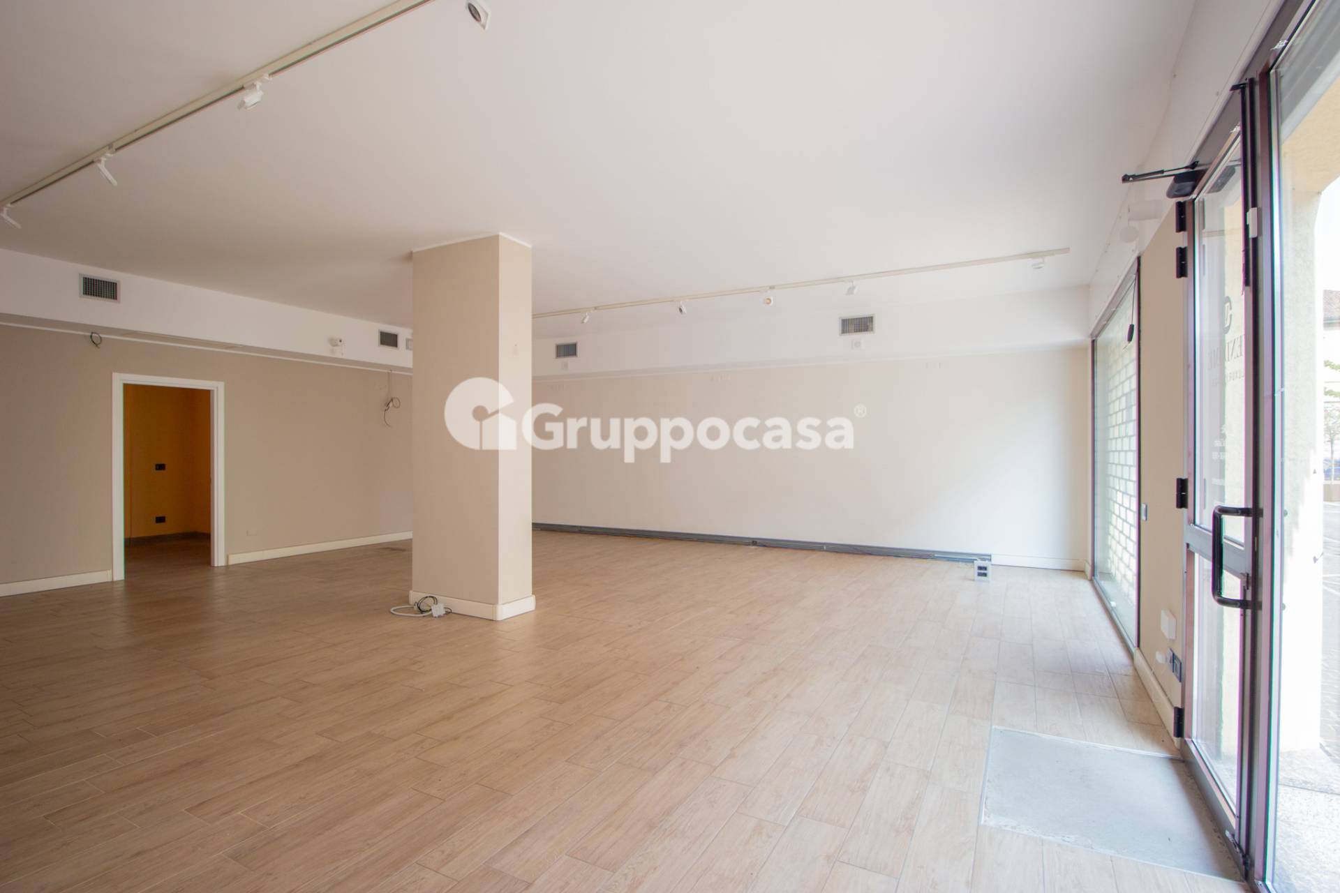 Locale commerciale in affitto a Magenta