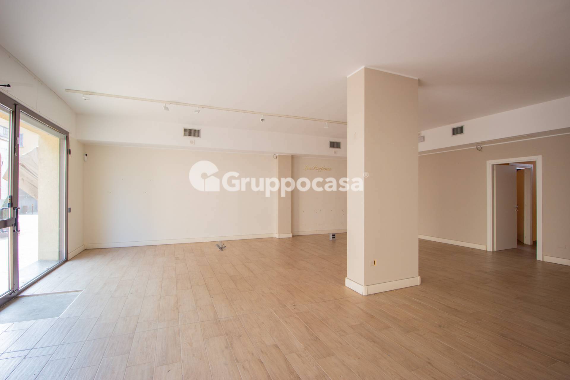 Locale commerciale in affitto a Magenta