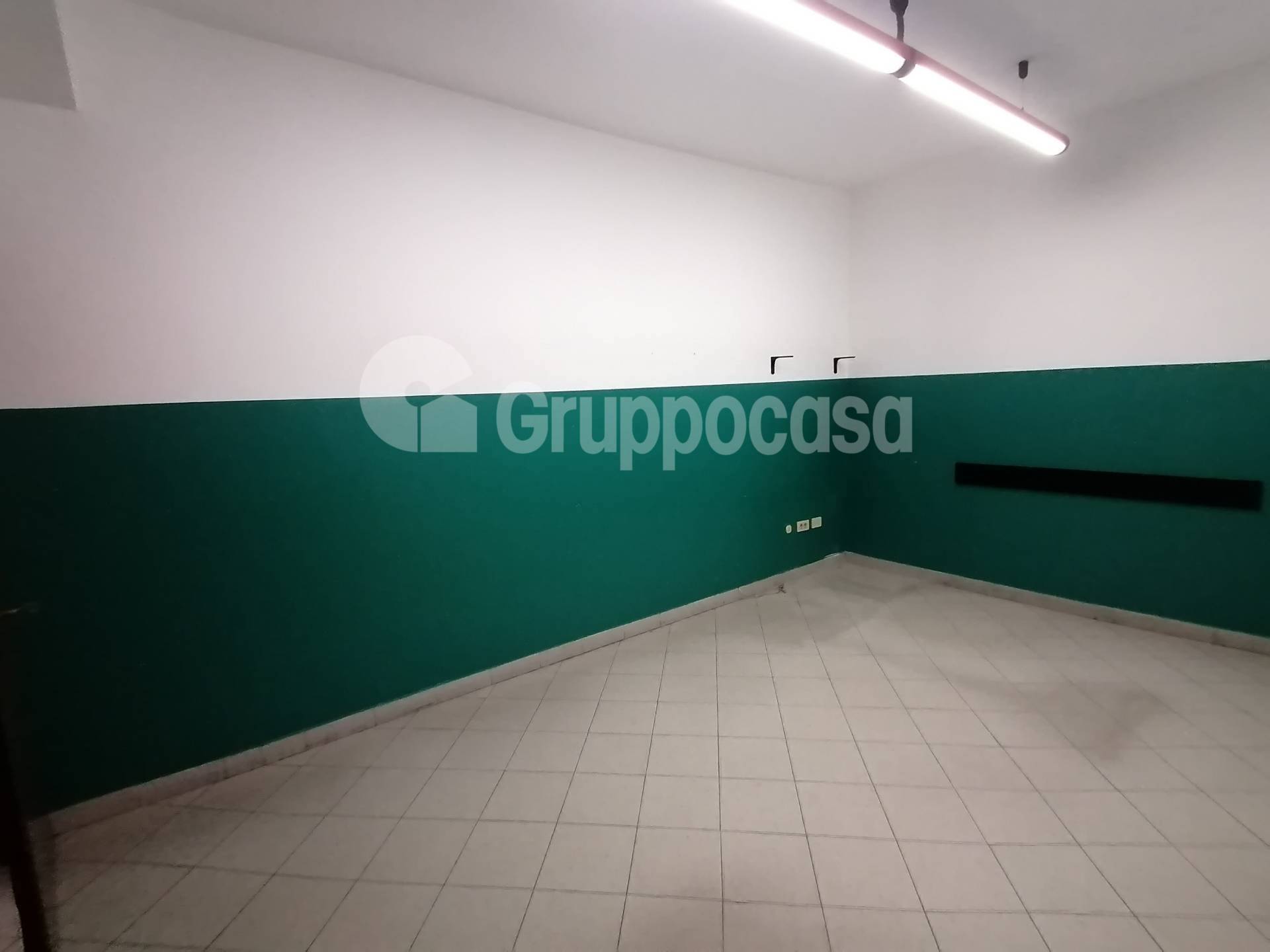 Locale commerciale in affitto a Magenta