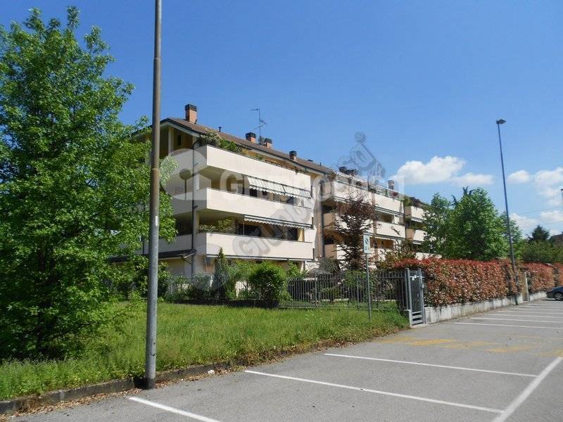 Box o garage in vendita a Magenta