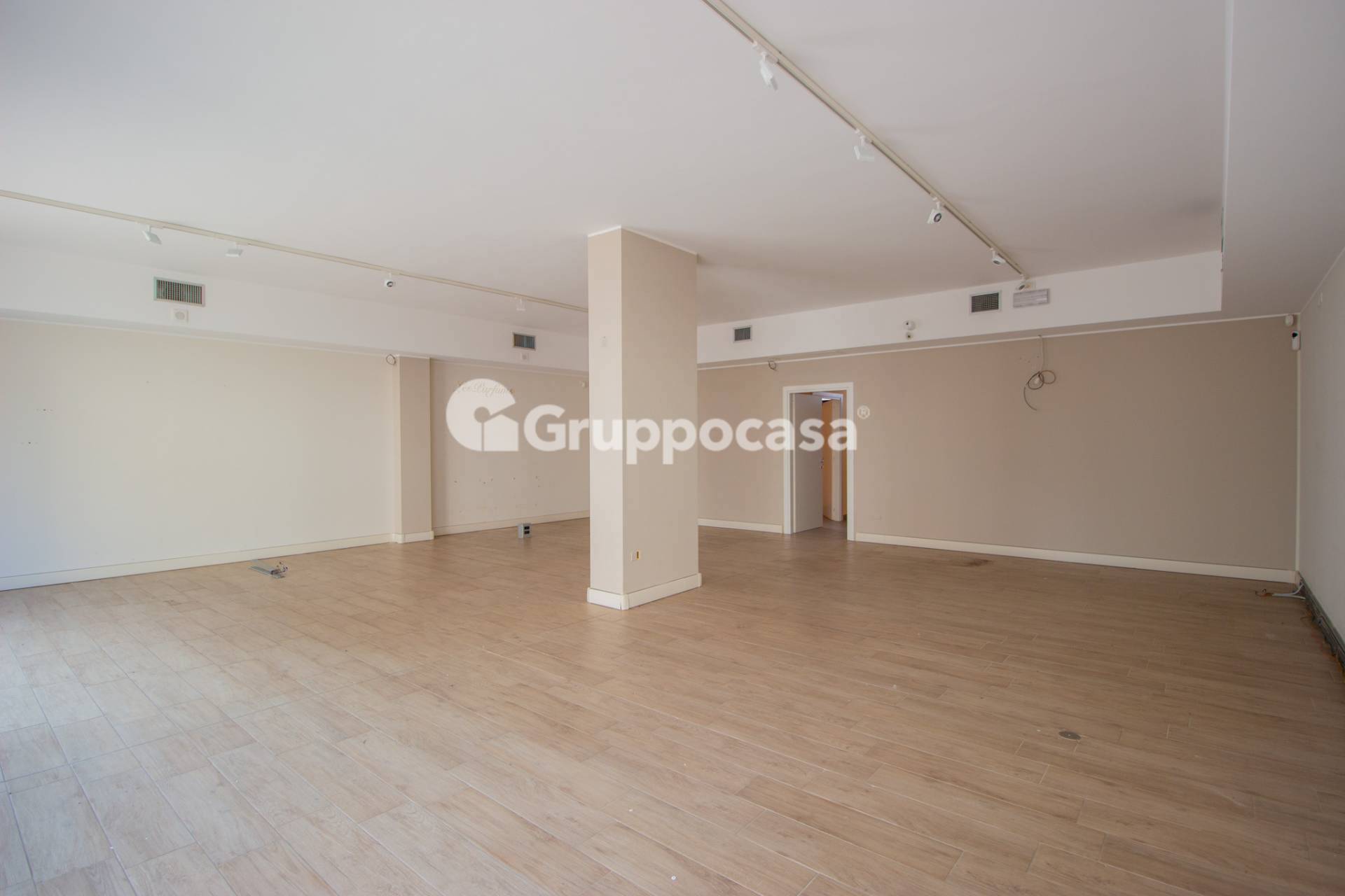 Locale commerciale in affitto a Magenta